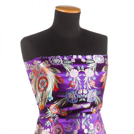 Brokát folklórní květinový  motiv velký fialový II.jakost