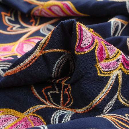 Viskozová letní látka s výšivkou tm.modrá