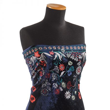 Samet pružný vyšívaný vzor květin tm.modrý