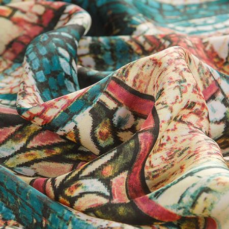 Satén jemný imitace hedvábí mozaika smaragdová