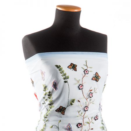 Krajka výšivka louka motýlci sv.modrý tyl