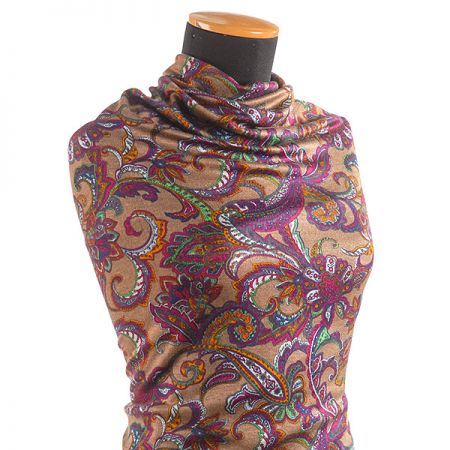 Úplet teplejší s vlasem tisk paisley hnědý