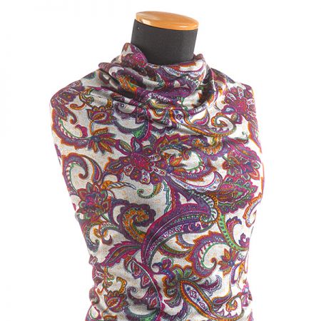 Úplet teplejší s vlasem tisk paisley šedý