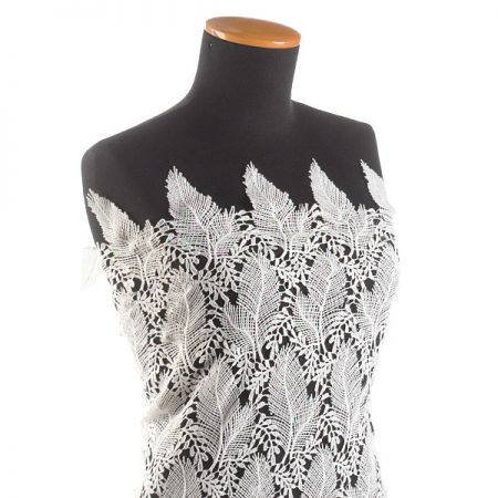 Krajka hrubá plastický vzor lístky slonová kost