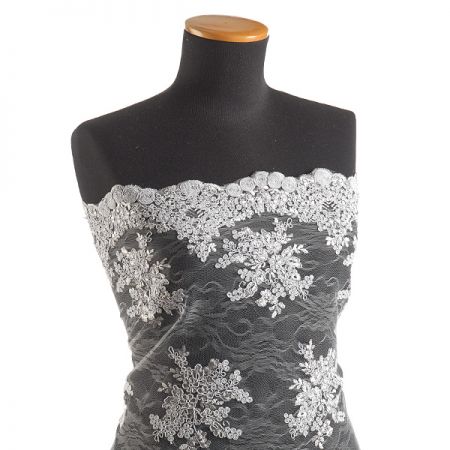 Krajka na vzorovém tylu květy šedá