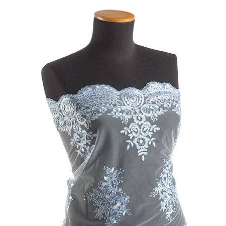 Krajka výšivka na tylu květinový motiv sv. modrá