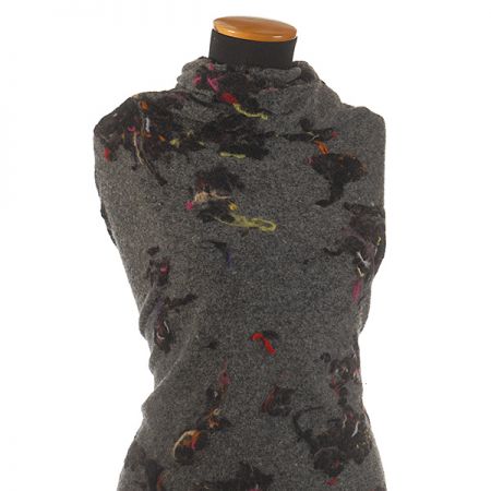 Efektní vlněný úplet avantgardní motiv antracit