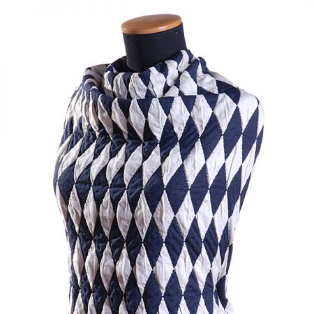 Efektní teplejší úplet s geometrickým motivem modrobílý