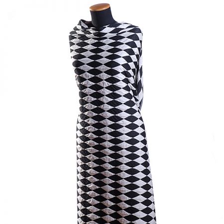 Efektní teplejší úplet s geometrickým vzorem černobílý