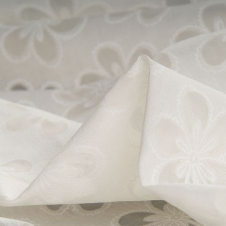 Etamín žakárový květinový vzor lomená bílá