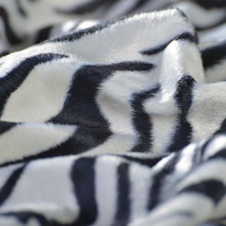 Metráž - imitace zvířecí srsti, bílý tygr smetanová/černá