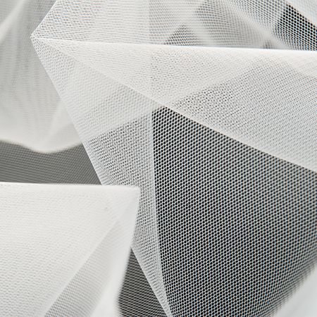 Tyl bílý velmi jemná očka š. 300cm