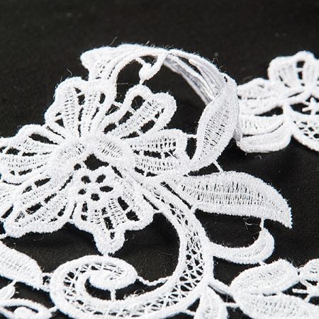 Krajka zdobný lem bílá