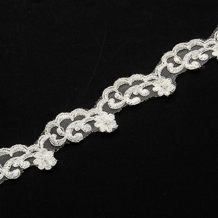 Krajka lem vzdušná na tylu korálky slonová kost