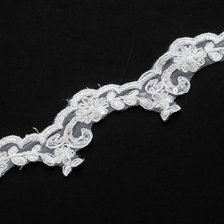 Krajka lem vzdušná na tylu korálky/flitry bílá