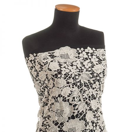 Krajka hrubší plastický vzor smetanová