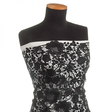 Krajka hrubší plastický vzor černá