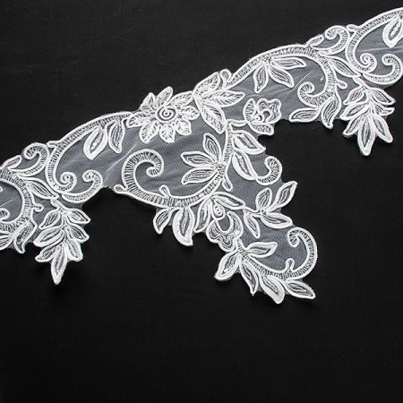 Krajka lem květinový motiv sněhově bílá