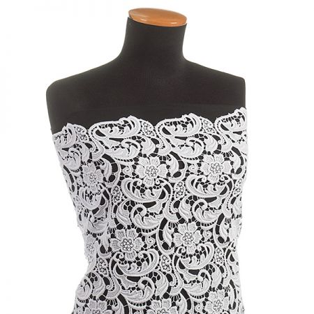 Efektní hrubá krajka bílá