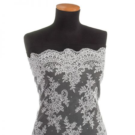 Krajka výšivka na tylu květinový vzor bílá