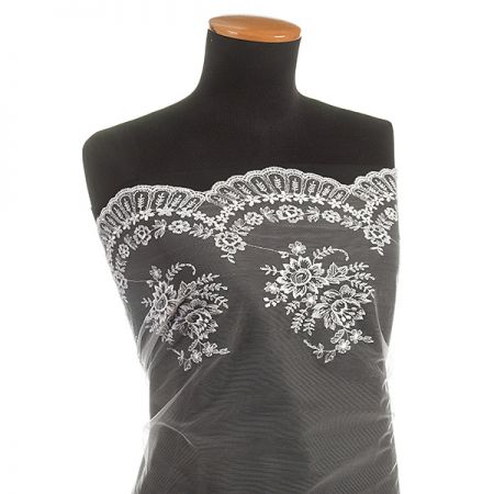 Krajka výšivka na tylu bílá