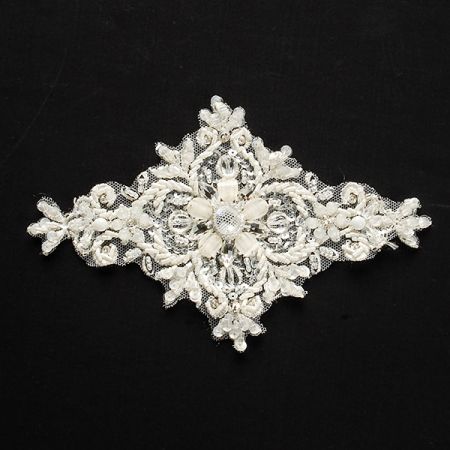 Krajková vsadka středová korálky, flitry slonová kost