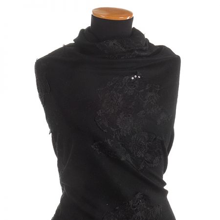 Vlněná látka s krajkovou aplikací černé barvy