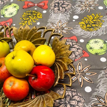 Bavlněná látka vánoční vzor šišky a mašličky šedá