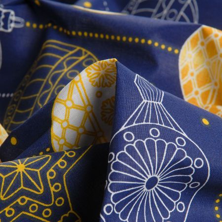 Bavlněná látka vánoční vzor ozdoby a hvězdy modrá