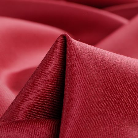 Vlněná kostýmová látka jemná vínová