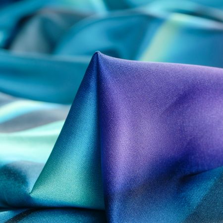 Satén jemný imitace hedvábí s abstratkním vzorem