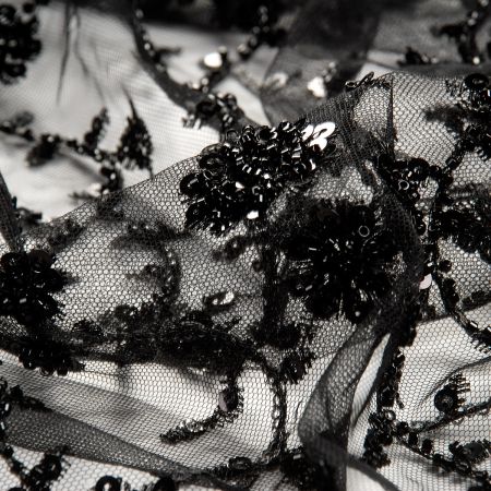 Krajka výšivka na tylu s rokajlem a flitry bordura černá