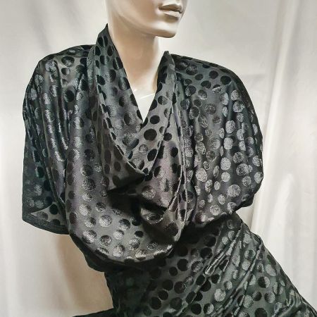 Vypalovaný samet pružná látka vzor puntíky černá