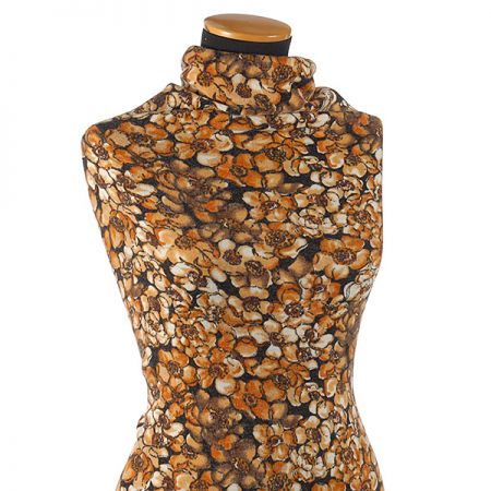 Středně silný úplet tisk květy hnědé