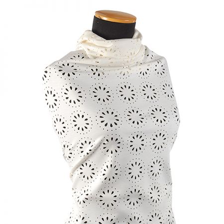 Úplet prořezávaný vzor květů slonová kost