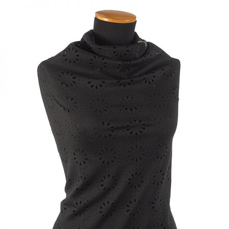 Úplet prořezávaný vzor květů černá