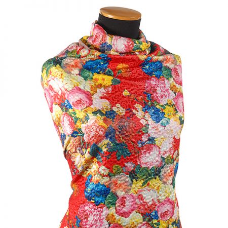 Pletenina s plastickou strukturou piké květy červená