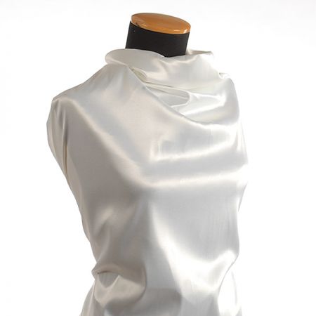 Pružný satén hladký slonová kost