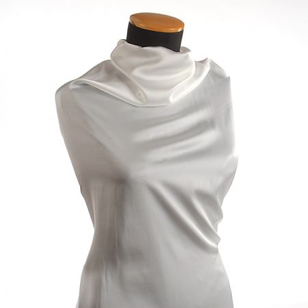 Jemný hladký satén imitace hedvábí slonová kost