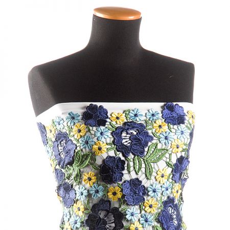 Hrubá krajka plastický květ modrožlutá