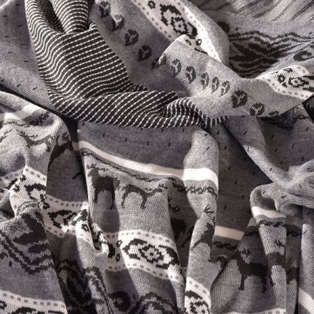 Úplet imitujúce nórsky vzor motív jeleňov sivý