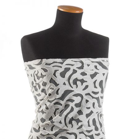 Krajka tylová sametové aplikace bílá