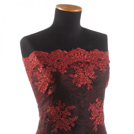 Krajka na vzorovém tylu květy vínová