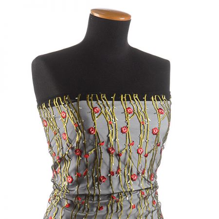 Tyl s výšivkou květů