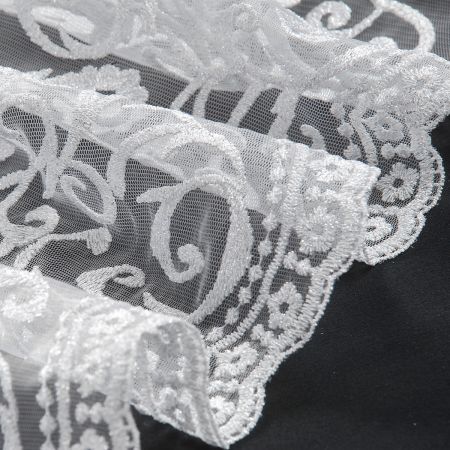 Krajka jemná tylová výšivka bordura stříbrná