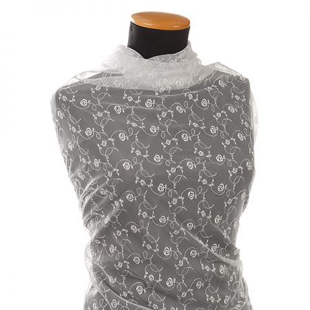 Krajka romantická výšivka na tylu bílá