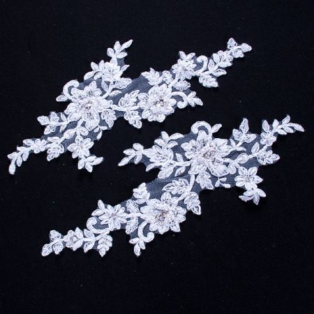 Efektní krajková aplikace s korálky a flitry bílá L+P