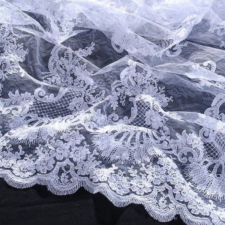 Krajka romantická výšivka na tylu bílá