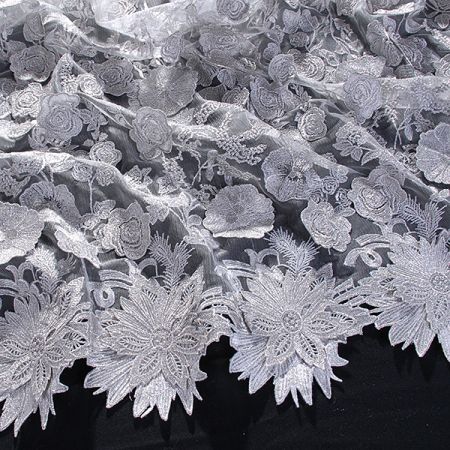 Efektní bordurová krajka výšivka na tylu stříbrná