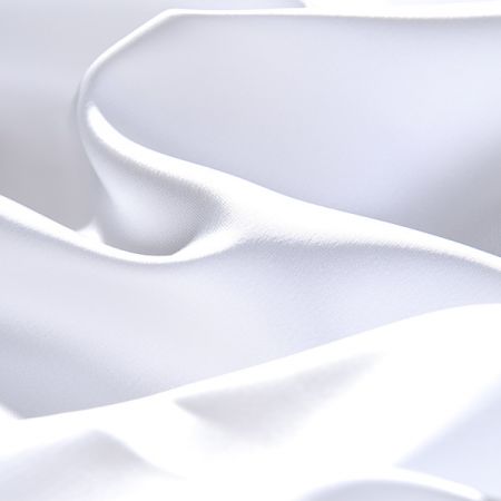 Efektní pevnější bílý satén